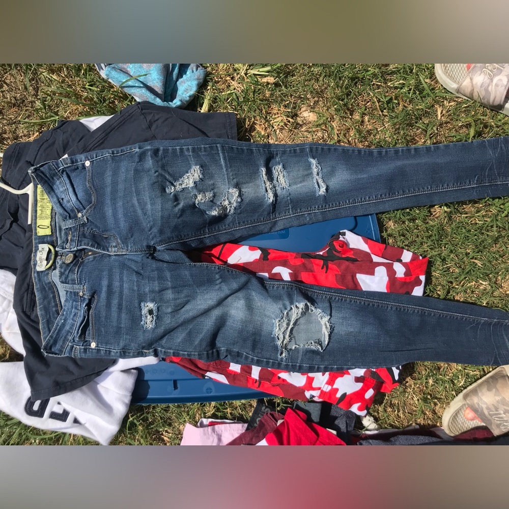 Distressed skinny jeans